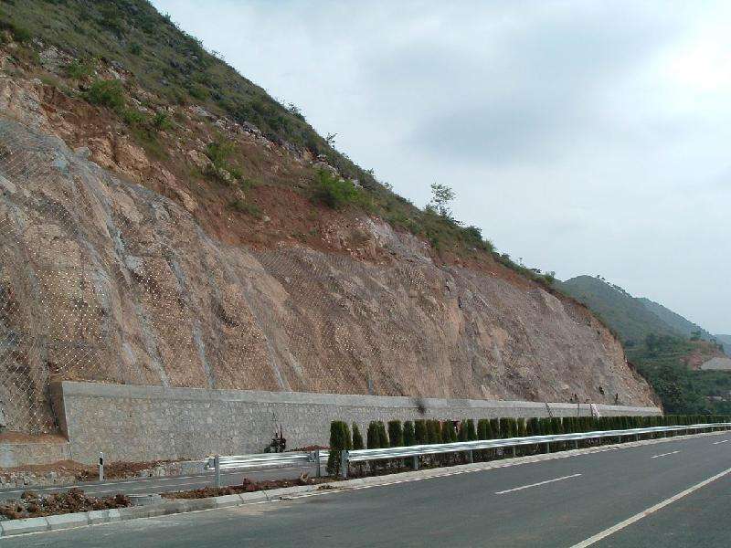 落石防護(hù)網(wǎng)防護(hù)系統(tǒng)的作用是什么 落石防護(hù)網(wǎng)防護(hù)系統(tǒng)的作用是什么