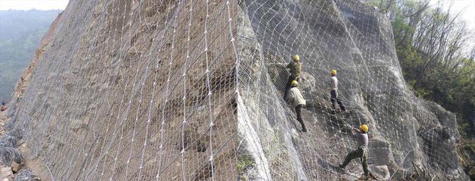 邊坡落石防護網(wǎng)如何保障施工人員的安全