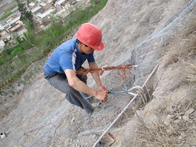 邊坡落石防護網(wǎng)如何保障施工人員的安全