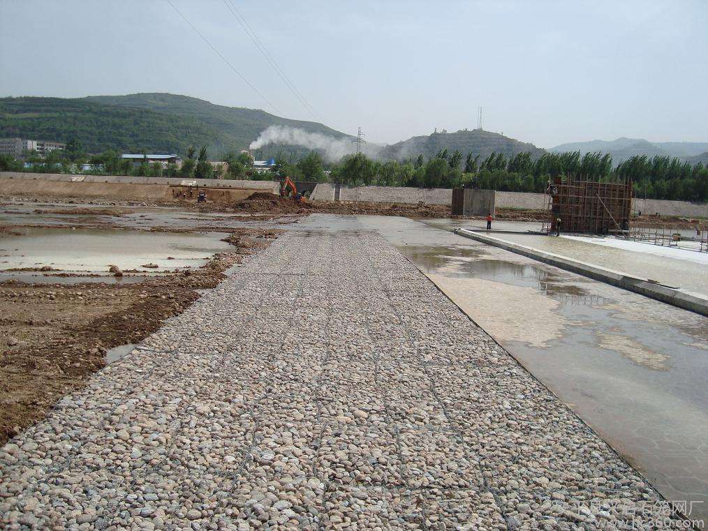 雷諾護墊為何設計成六角形蜂巢狀