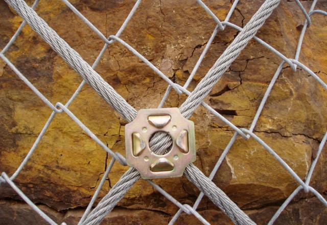 邊坡落石防護(hù)網(wǎng)卡扣使用過程中的注意事項(xiàng)